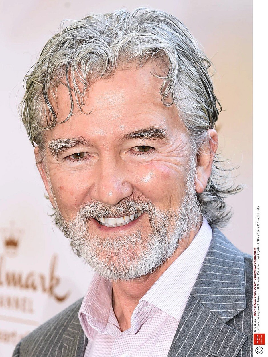 Patrick Duffy (69) alias Bobby Ewing - Bobbyho byste i dnes poznali. Pouze vyměnil své tmavé lokny za stříbrné a vzadu mu přibyl culík. Po Dallasu se prosadil v seriálu Krok za krokem. Stále, už 41 let, je ženatý s baletkou Carlyn Rosser, která je o 10 let starší než on. Je buddhista.