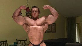 Dallas McCarver byl úspěšný kulturista. Jeho smrt zaskočila všechny. Zadusil se jídlem.