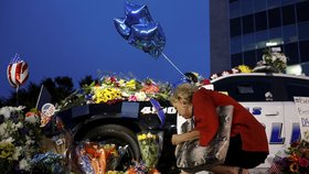 Smutek za oběti střelby v Dallasu: Zemřelo pět policistů.