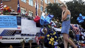 Smutek za oběti střelby v Dallasu: Zemřelo pět policistů.