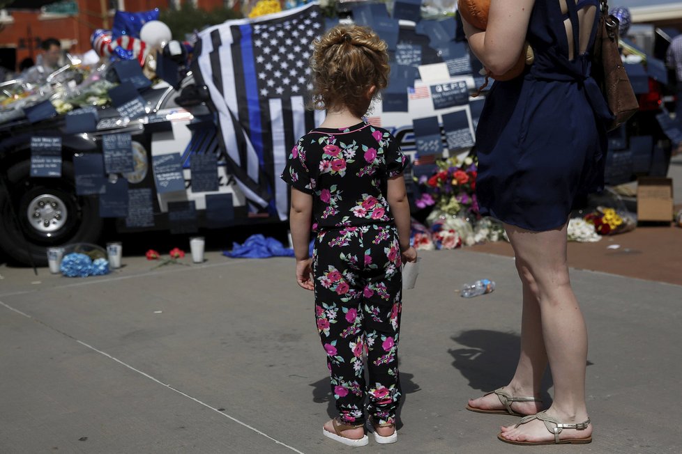 Smutek za oběti střelby v Dallasu: Zemřelo pět policistů