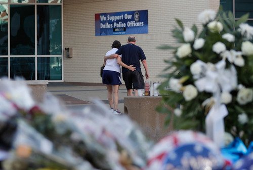 Smutek za oběti střelby v Dallasu: Zemřelo pět policistů