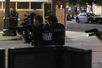 Střelba v Dallasu v přímém přenosu: „Snipeři“ popravovali policisty