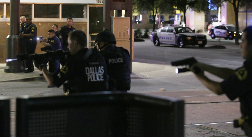 Střelci zabili v Dallasu pět policistů, šest zranili.