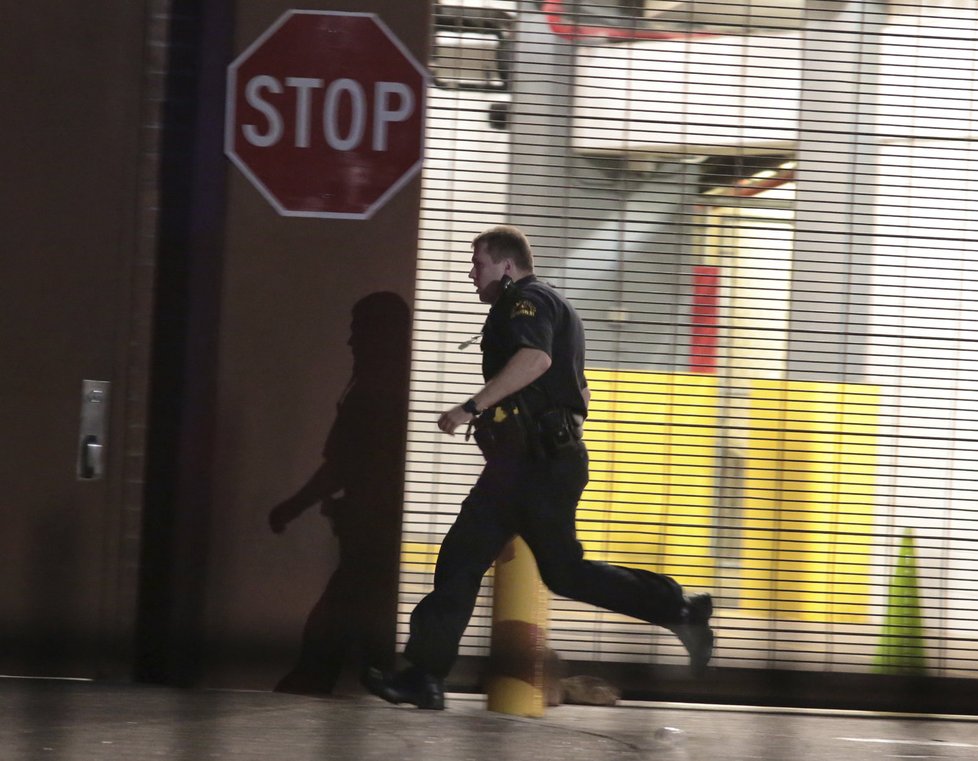 Teror v Dallasu: Odstřelovači pálili na policisty, pět jich zabili.