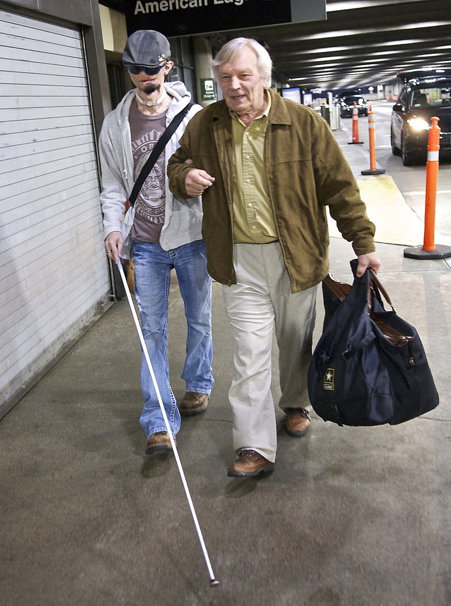 S dědečkem Delem Petersonem na letišti v Bostonu.