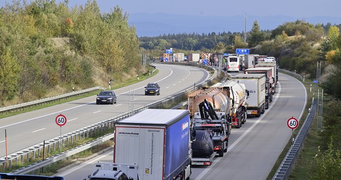 Dramatická nehoda u českých hranic: 16 zraněných na německé dálnici, kamion poničil desítku aut