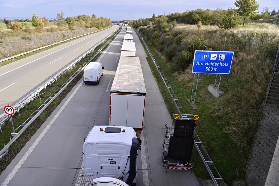 Kolona na dálnici A17 u Breitenau ve směru z ČR do Německa po zavedení kontrol kvůli migrantům (říjen 2023)