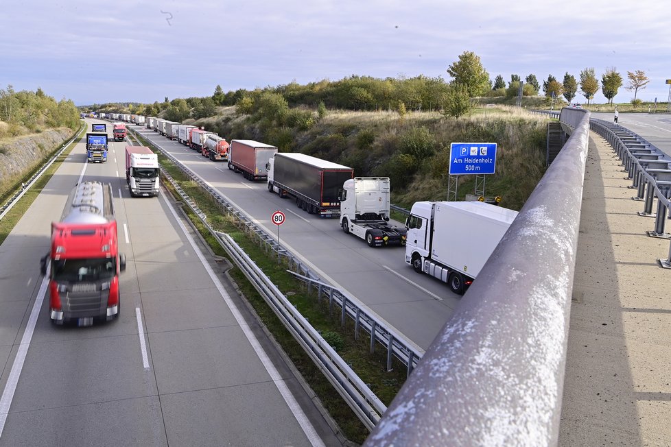 Kolona na dálnici A17 u Breitenau ve směru z ČR do Německa po zavedení kontrol kvůli migrantům (říjen 2023)