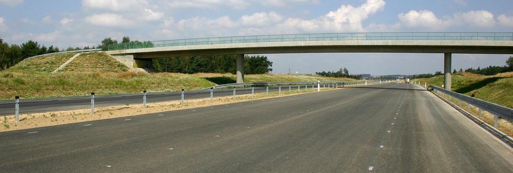 Letos nebude v ČR otevřen žádný nový úsek dálnice. Mimochodem i svahy zářezů musejí mít předpsaný sklon: aby byly stabilní a aby se auto, když na ně najede, nepřevrátilo.