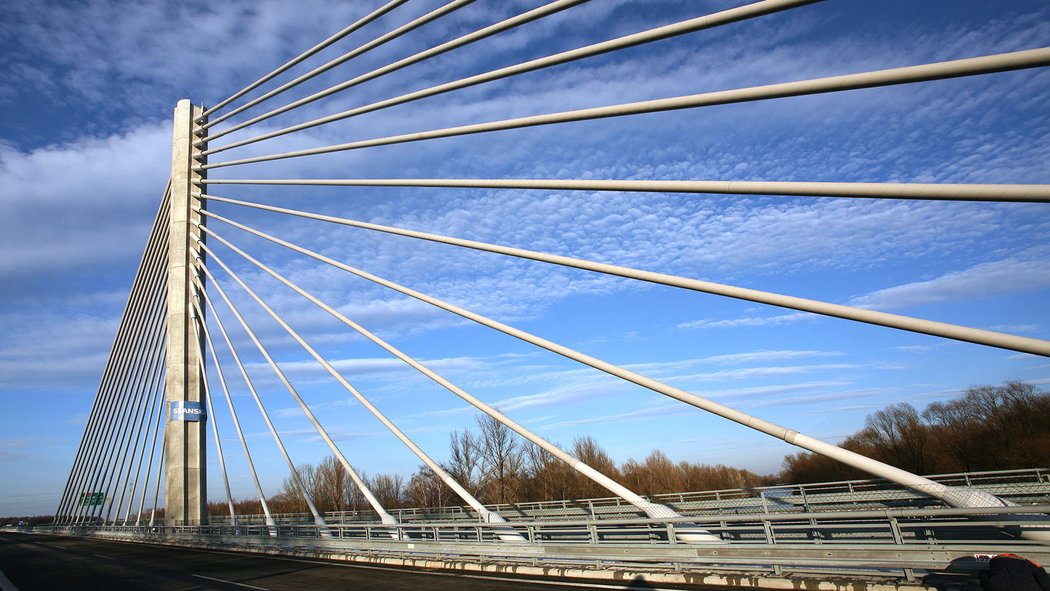 Některé dálniční stavby obdržely i architektonická ocenění. Například most přes Odru a Antošovické jezero na D47 (D1), který je zavěšený na více než 2000 ocelových lan ukotvených na 48metrovém pylonu získal titul Stavba roku 2008.
