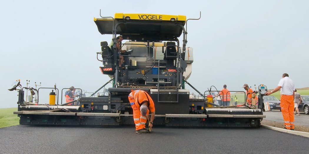 Při zhutňování některých vrstev se musí daný úsek přejet až 12krát, vše musí splňovat normu