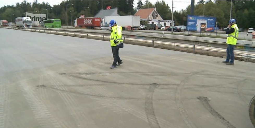 Řidič na dálnici D1 vjel do čerstvého betonu.