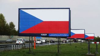 Majitelé billboardů u dálnic zneužili k svému protestu českou vlajku