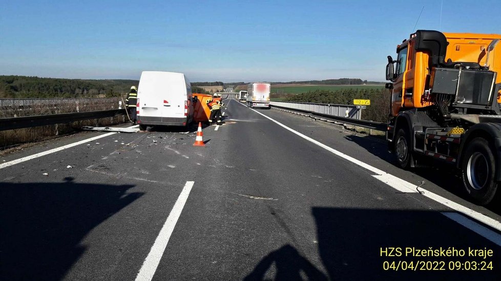 Bouračka dvou kamionů, vozu silničářů a dodávky na dálnici D5 na Tachovsku.