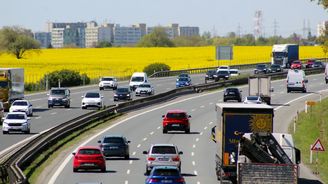České dálnice zmoudřely, nyní se přidávají i křižovatky. Varují řidiče dřív, než se vyděsí České dálnice zmoudřely, nyní se přidávají i křižovatky. Varují řidiče dřív, než se vyděsí
