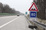 Kvůli zvlnění dálnice D11 je v úseku mezi Hradcem Králové a Poděbrady doporučena motoristům rychlost 80 kilometrů v hodině