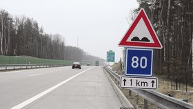 Kvůli zvlnění dálnice D11 je v úseku mezi Hradcem Králové a Poděbrady doporučena motoristům rychlost 80 kilometrů v hodině