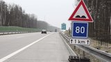 Naštvaní řidiči: Jízda po D11 jako bouře na moři
