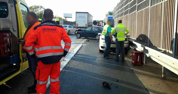 Páteční podvečer na D1 u Brna ve směru na Prahu. Kvůli několika nehodám se tady vytvořila desetikilometrová fronta.