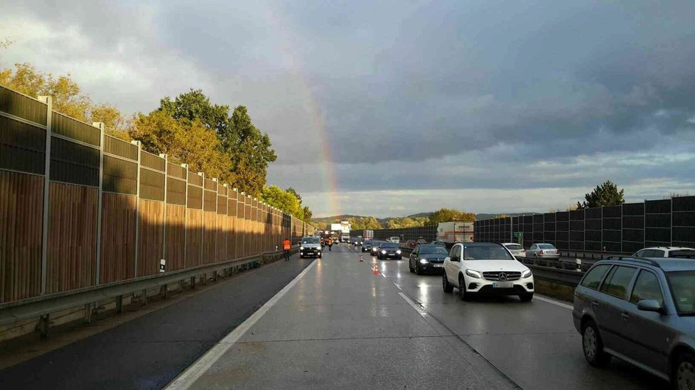 Páteční podvečer na D1 u Brna ve směru na Prahu. Kvůli několika nehodám se tady vytvořila desetikilometrová fronta.