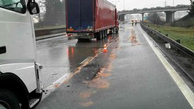 Nehoda čtyř kamionů a osobáku ochromila ve čtvrtek odpoledne u Brna na 190 kilometru ve směru od Prahy provoz. Kolona dosáhla deseti kilometrů.