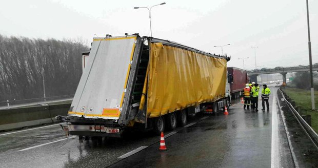 Nehoda čtyř kamionů a osobáku ochromila ve čtvrtek odpoledne u Brna na 190 kilometru ve směru od Prahy provoz. Kolona dosáhla deseti kilometrů.