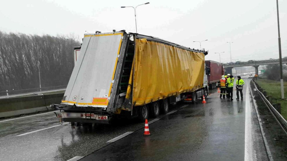 Nehoda čtyř kamionů a osobáku ochromila u Brna na 190 kilometru ve směru od Prahy provoz. Kolona dosáhla deseti kilometrů.