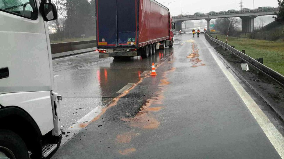 Nehoda čtyř kamionů a osobáku ochromila u Brna na 190 kilometru ve směru od Prahy provoz. Kolona dosáhla deseti kilometrů.