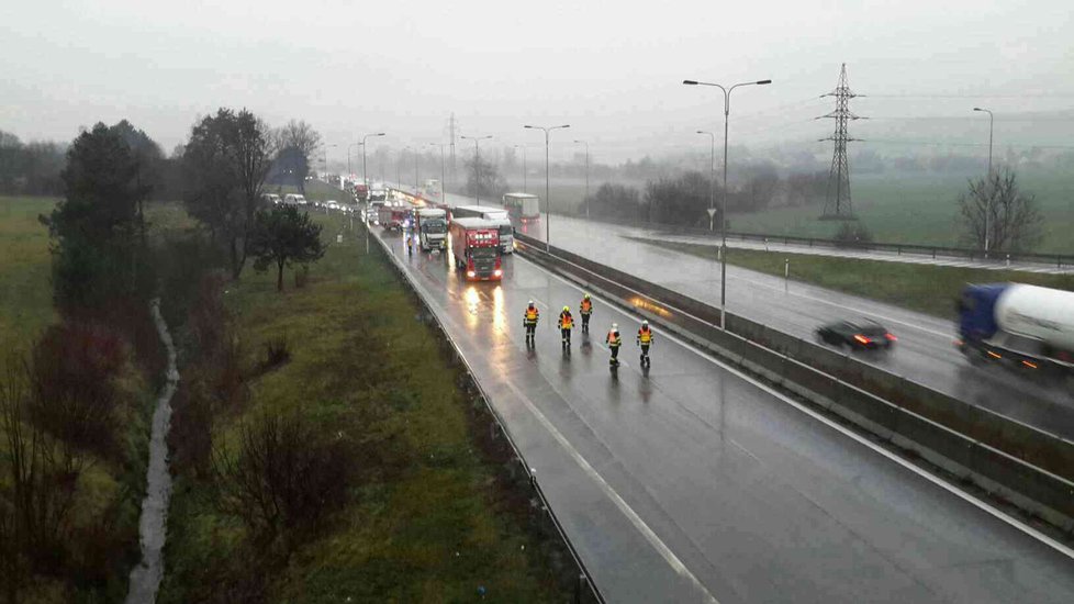 Nehoda čtyř kamionů a osobáku ochromila ve čtvrtek odpoledne u Brna na 190 kilometru ve směru od Prahy provoz. Kolona dosáhla deseti kilometrů.