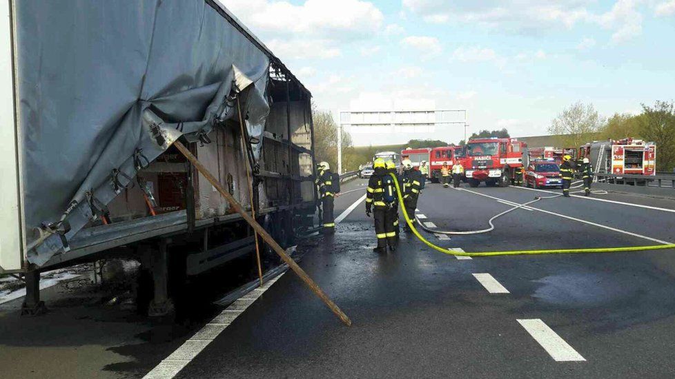 Požár návěsu kamionu na 203. kilometru dálnice D1 u Šlapanic. Směr na Prahu zůstal hodinu neprůjezdný.