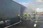 Požár návěsu kamionu na 203. kilometru dálnice D1 u Šlapanic. Směr na Prahu zůstal hodinu neprůjezdný.