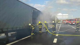 Požár návěsu kamionu na 203. kilometru dálnice D1 u Šlapanic. Směr na Prahu zůstal hodinu neprůjezdný.