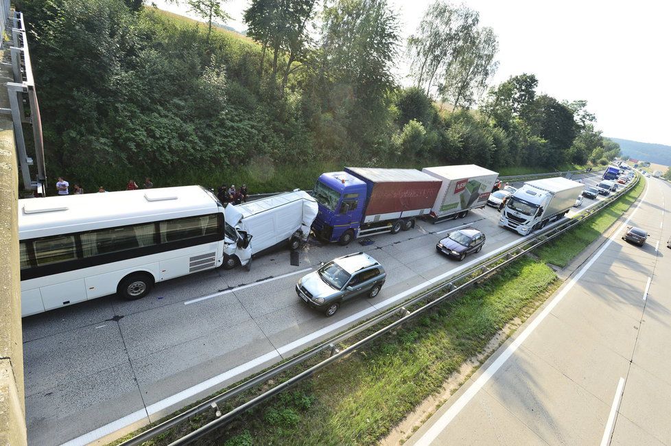 Autobus a kamion sešrotovaly dodávku.