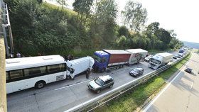 Autobus a kamion sešrotovaly dodávku.