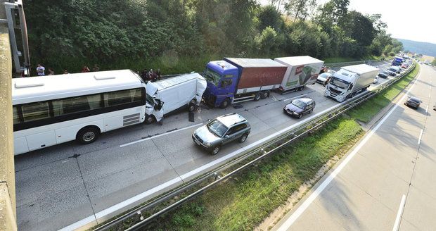 Děsivá nehoda na dálnici D1: Autobus a kamion sešrotovaly dodávku