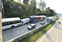 Děsivá nehoda na dálnici D1: Autobus a kamion sešrotovaly dodávku