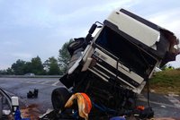 Kamiony se čelně srazily u Rozvadova, D5 stojí: Jeden řidič zemřel na místě