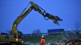 Na 152. km a 153. km (na snímku) dálnice D1 u Lhotky na Žďársku byly v noci z 8. na 9. dubna zbourány dva mosty. Silničáři mosty zbourali kvůli jejich nevyhovující šířce v rámci zahájené modernizace úseku dálnice D1 mezi 146. až 153. km.