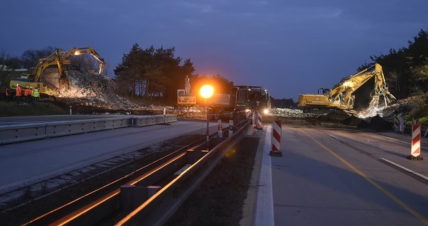 Na 152,5 km (na snímku) a 153,6 km dálnice D1 u Lhotky na Žďársku byly v noci z 8. na 9. dubna zbourány dva mosty. Silničáři mosty zbourali kvůli jejich nevyhovující šířce v rámci zahájené modernizace úseku dálnice D1 mezi 146. až 153. km. (Ilustrační foto)