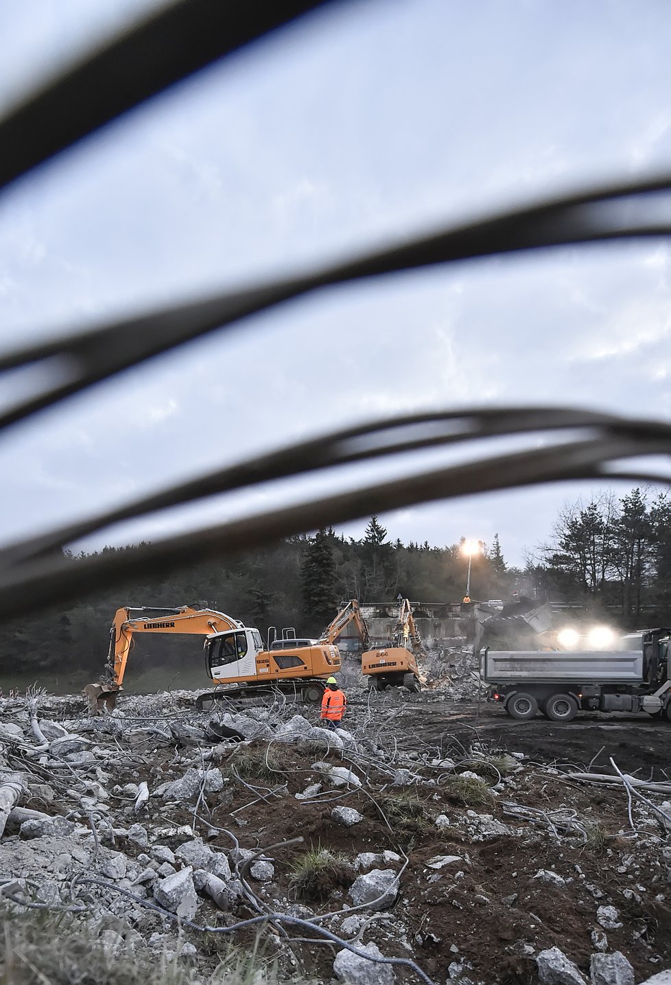 Na 152,5 km (na snímku) a 153,6 km dálnice D1 u Lhotky na Žďársku byly v noci z 8. na 9. dubna zbourány dva mosty. Silničáři mosty zbourali kvůli jejich nevyhovující šířce v rámci zahájené modernizace úseku dálnice D1 mezi 146. až 153. km.