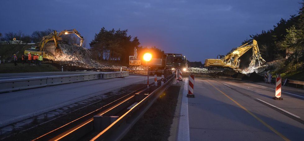 Na 152,5 km (na snímku) a 153,6 km dálnice D1 u Lhotky na Žďársku byly v noci z 8. na 9. dubna zbourány dva mosty. Silničáři mosty zbourali kvůli jejich nevyhovující šířce v rámci zahájené modernizace úseku dálnice D1 mezi 146. až 153. km.