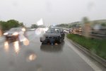 Policie zveřejnila video z nehody na D1 u Brna. Řidič BMW riskoval svůj život, když místo úniku za svodidla obcházel bez reflexní vesty za hustého deště nabouraný vůz.