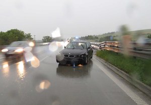 Policie zveřejnila video z nehody na D1 u Brna. Řidič BMW riskoval svůj život, když místo úniku za svodidla obcházel bez reflexní vesty za hustého deště nabouraný vůz.