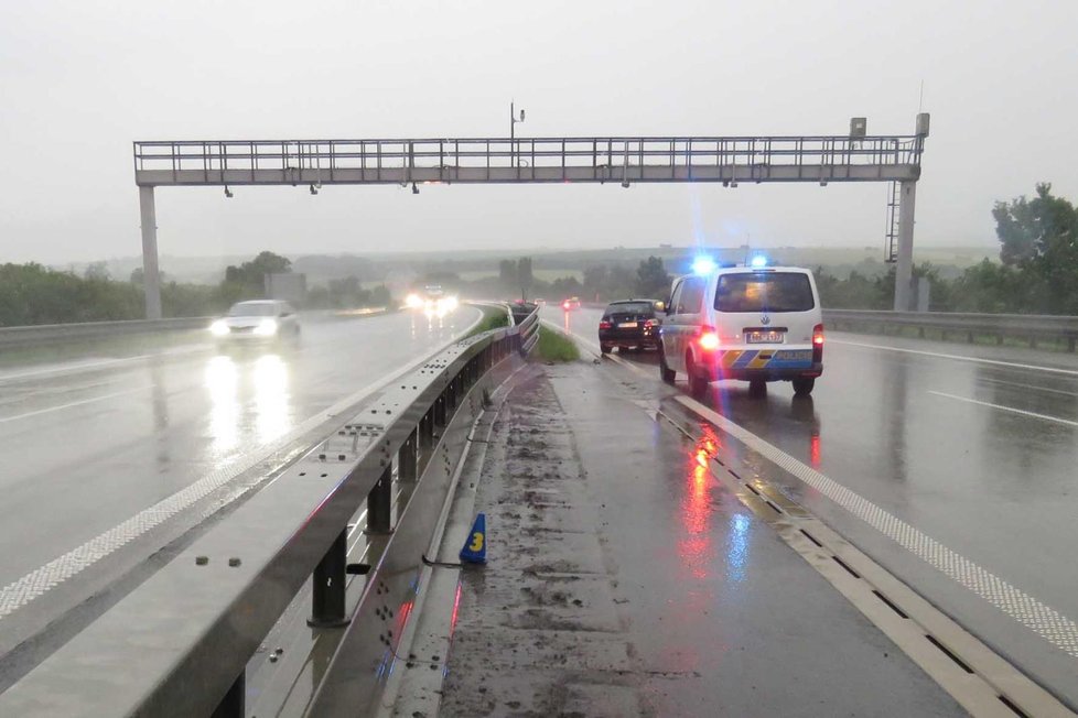 Policie zveřejnila video z nehody na D1 u Brna. Řidič BMW riskoval svůj život, když místo úniku za svodidla obcházel bez reflexní vesty za hustého deště nabouraný vůz.