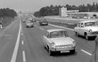 12. července 1971 - Motoristé na prvním úseku dálnice mezi Prahou a Mirošovicemi po jeho slavnostním otevření.