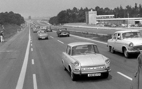 12. července 1971 - Motoristé na prvním úseku dálnice mezi Prahou a Mirošovicemi po jeho slavnostním otevření.