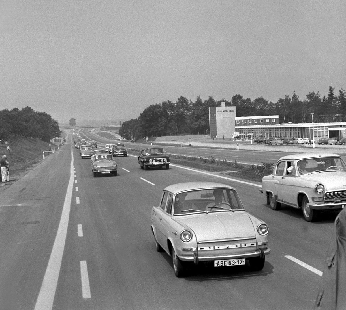 12. července 1971 - Motoristé na prvním úseku dálnice mezi Prahou a Mirošovicemi po jeho slavnostním otevření.