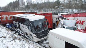 Na dálnici D1 na Vysočině havarovalo v jednom místě 40 aut, posádky mnoha z nich musely přes noc zůstat v uvízlých autech.