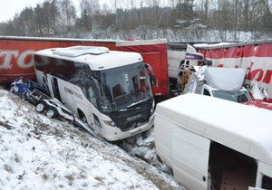 Na dálnici D1 na Vysočině havarovalo v jednom místě 40 aut, posádky mnoha z nich musely přes noc zůstat v uvízlých autech.